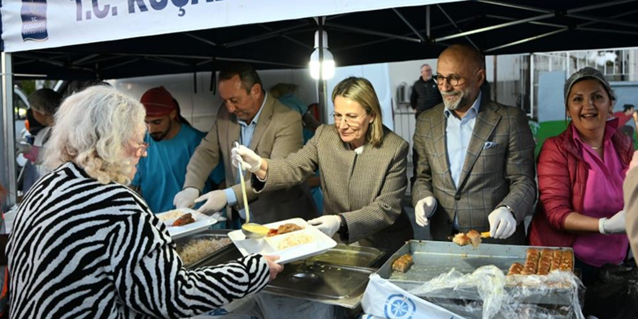 Kuşadası Belediyesi ilk iftar sofrasını Hacıfeyzullah Mahallesi’nde kurdu