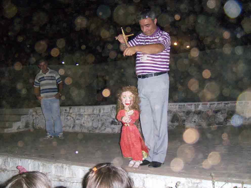 Çocuklar kukla şovu çok sevdi