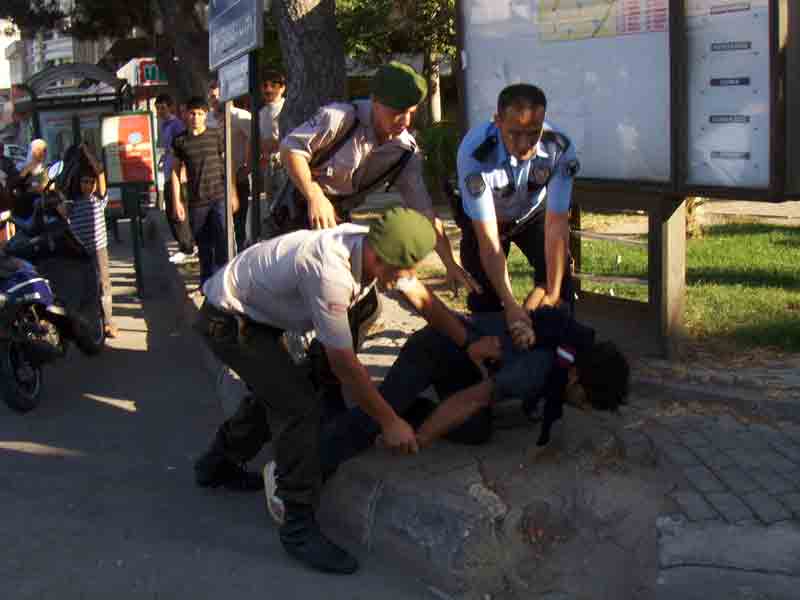 Söke’de jandarma minibüsünden atlayan Moritanyalı mülteci çarşıyı birbir