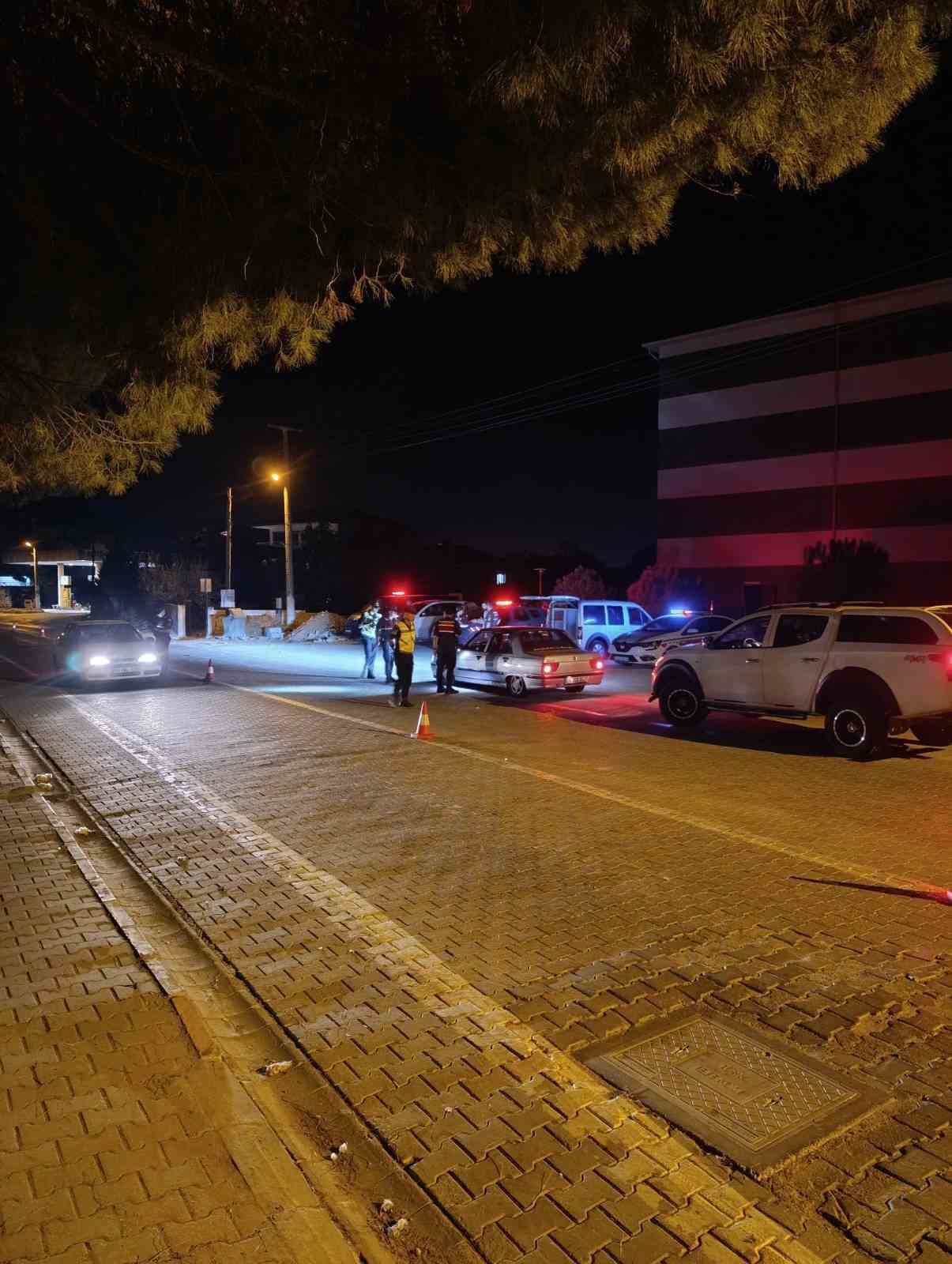 Durdurulan araçtan ruhsatsız tüfek ve tabanca ele geçirildi