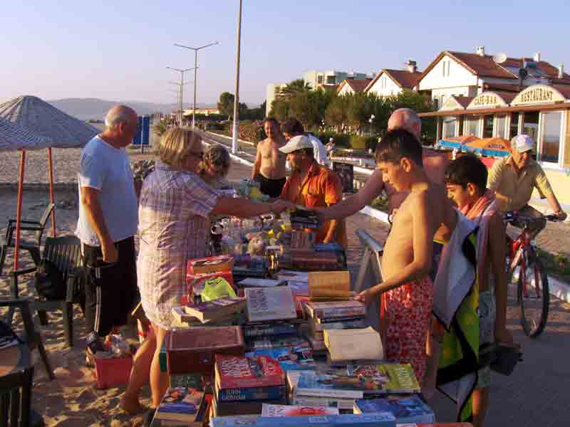 Hayvanseverlerden sokak köpekleri yararına kermes
