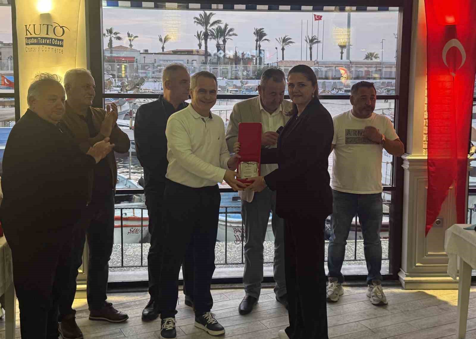 Kuşadası Ticaret Odası’nda Meclis Üyelerine plaket verildi