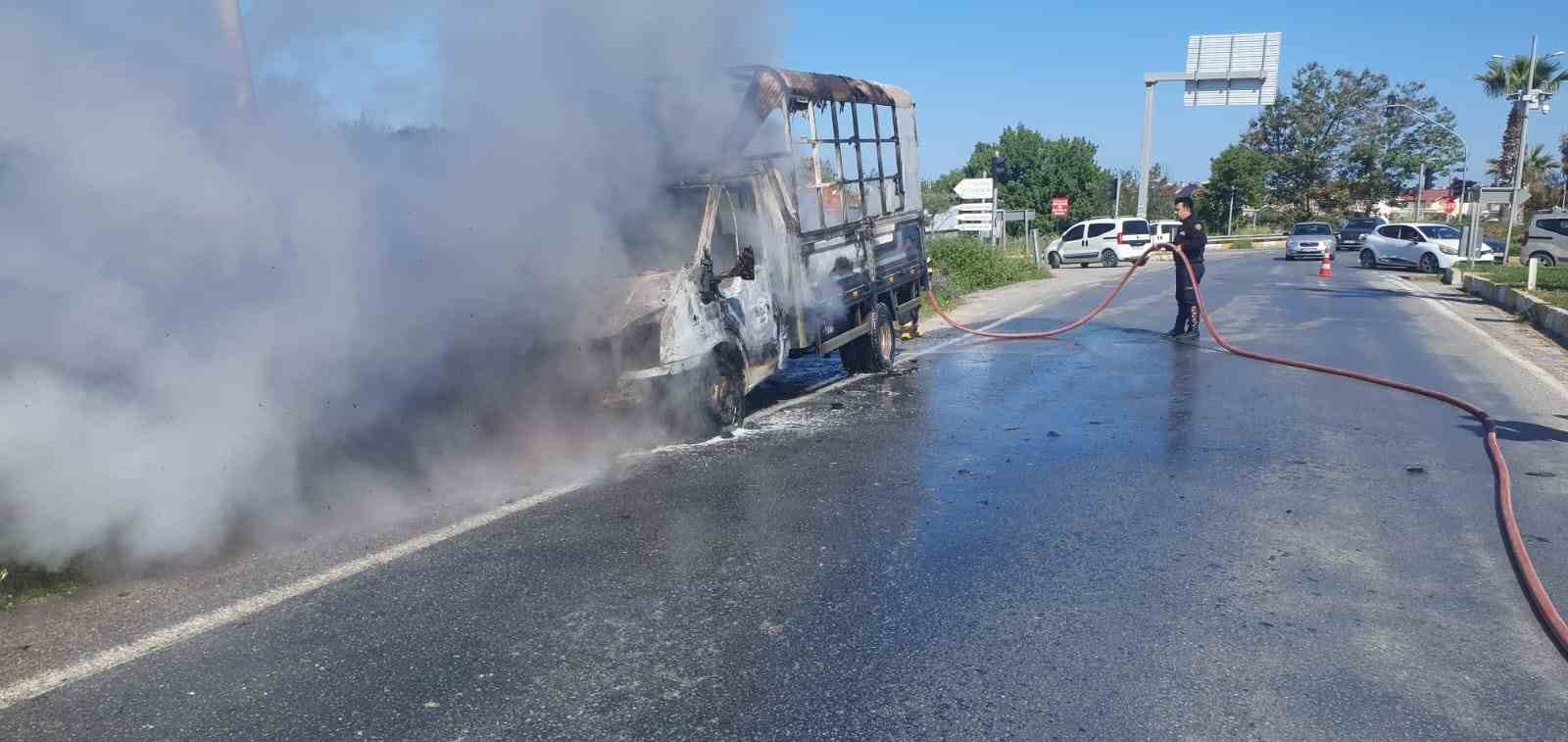 Seyir halindeki çarşaf yüklü kamyonet alev topuna döndü