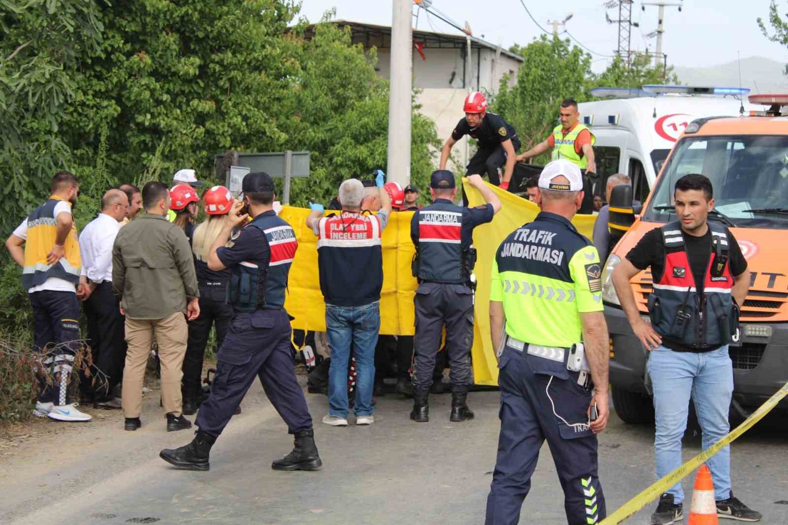 Motosiklet traktöre ok gibi saplandı: 3 ölü