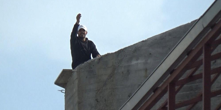 Çatıya çıktı, kendisini ikna etmeye çalışan polislere "gazeteciler gitsin inerim" dedi