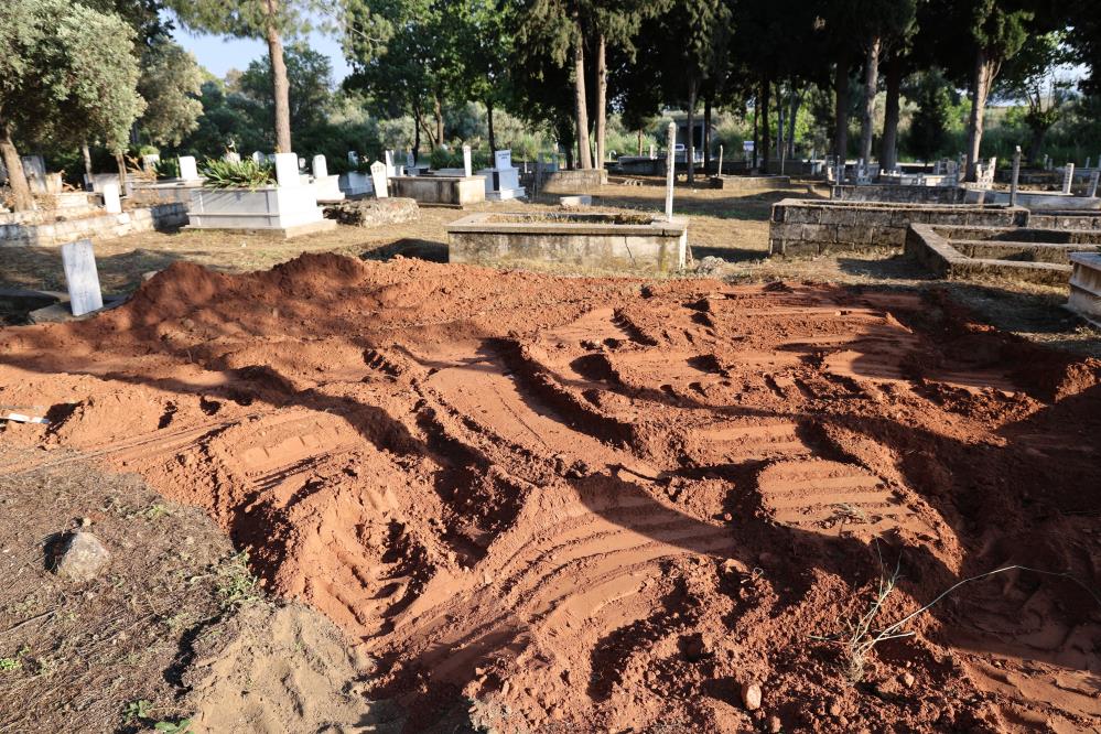 Efeler Belediyesi ecdat mezarlarını iş makinesi ile yıktı