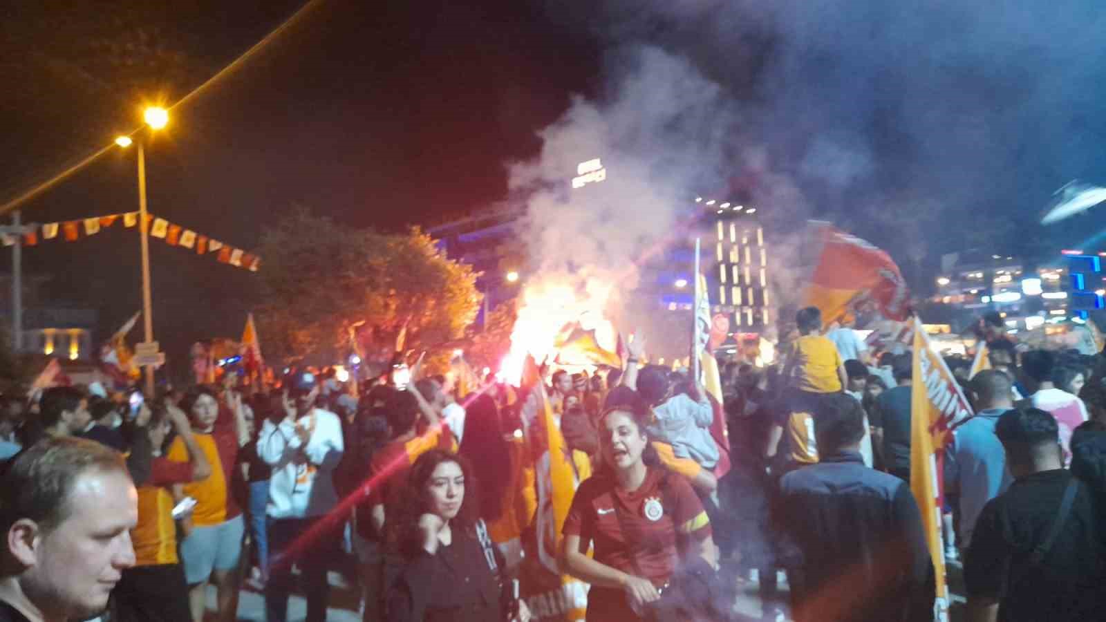 Galatasaray’ın şampiyonluğu Kuşadası’nda kutlandı