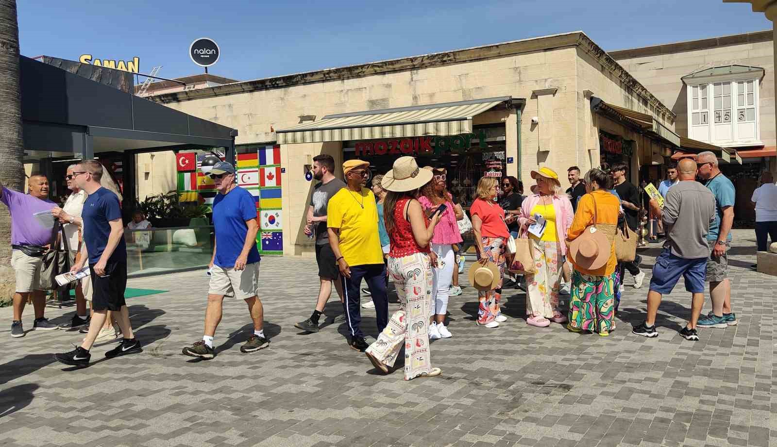 Kuşadası’na iki kruvaziyerle 6 bin 409 turist geldi