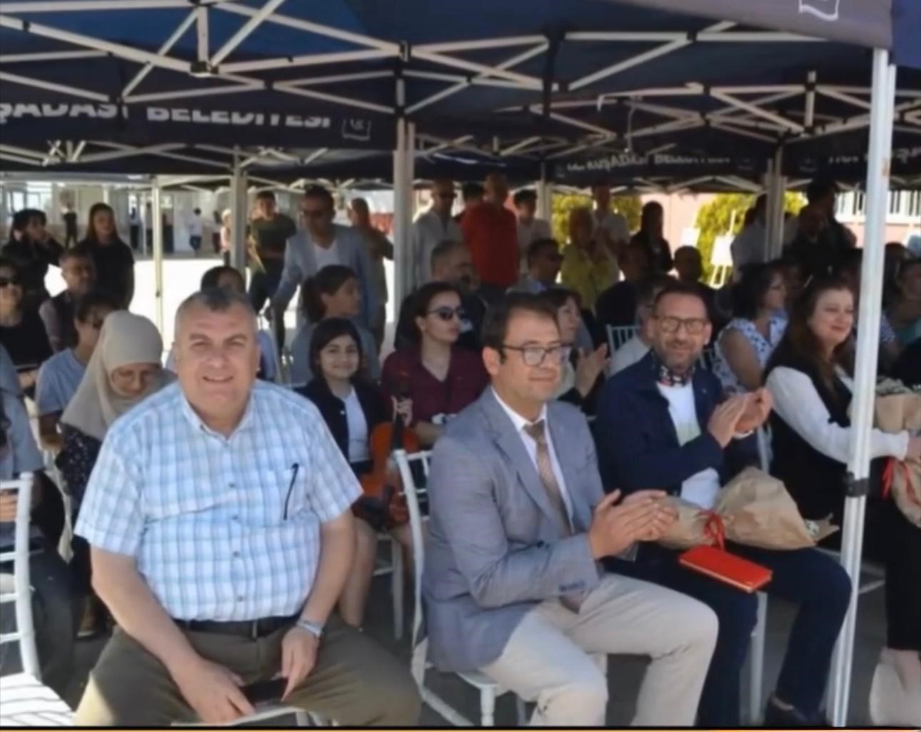 Bir zamanlar tuğla taşıdığı okula, bağışta bulundu