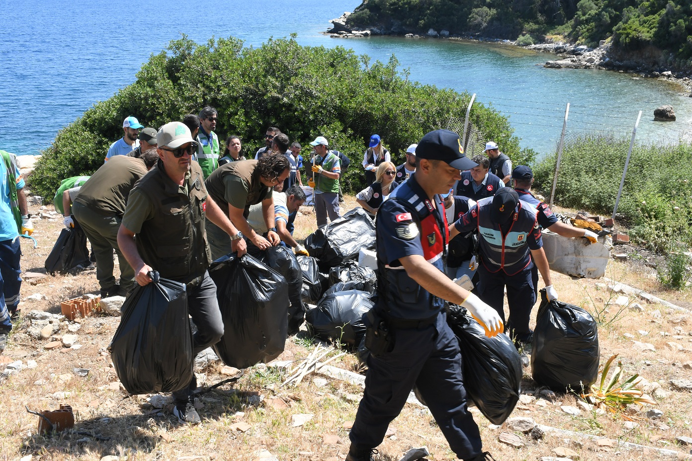 DOĞA HARİKASI MİLLİ PARK’TA KIYI TEMİZLİĞİ