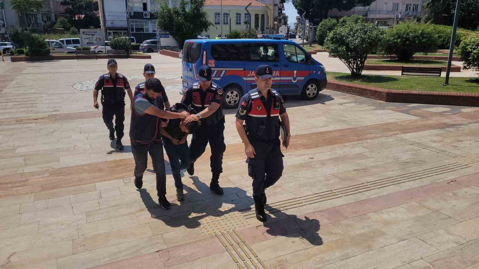 Akrabasını tornavida ile öldüren zanlı mahkemeye sevk edildi