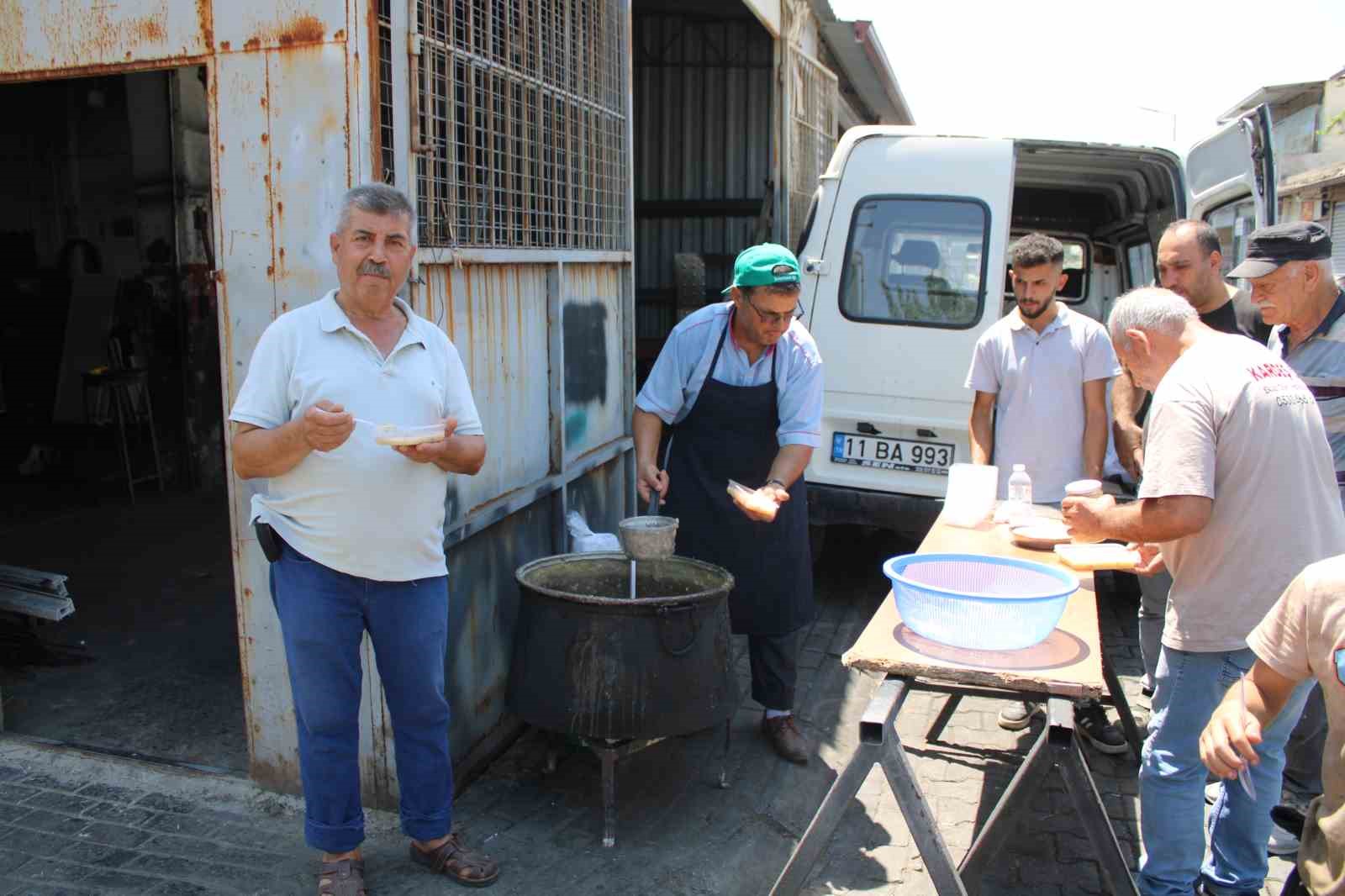 Sanayi esnafı aşure geleneğini devam ettirdi