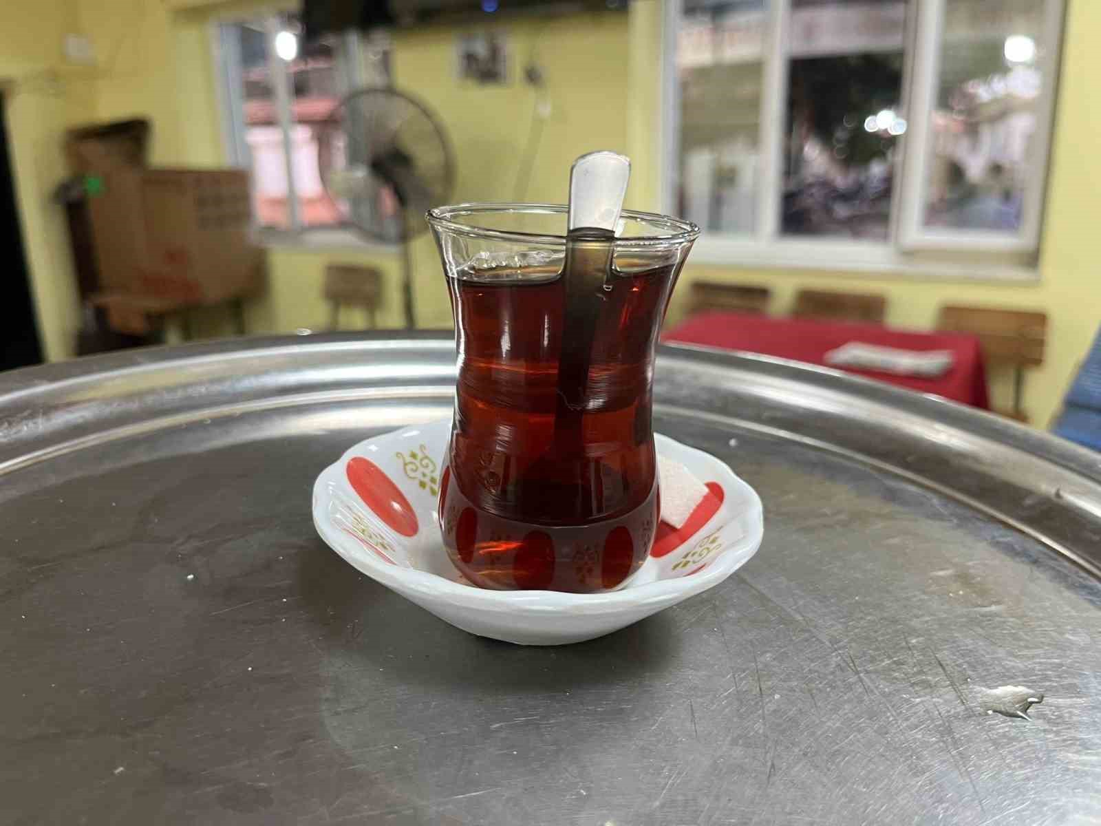 Kahvehane sahiplerinin rekabeti müşteriye yaradı