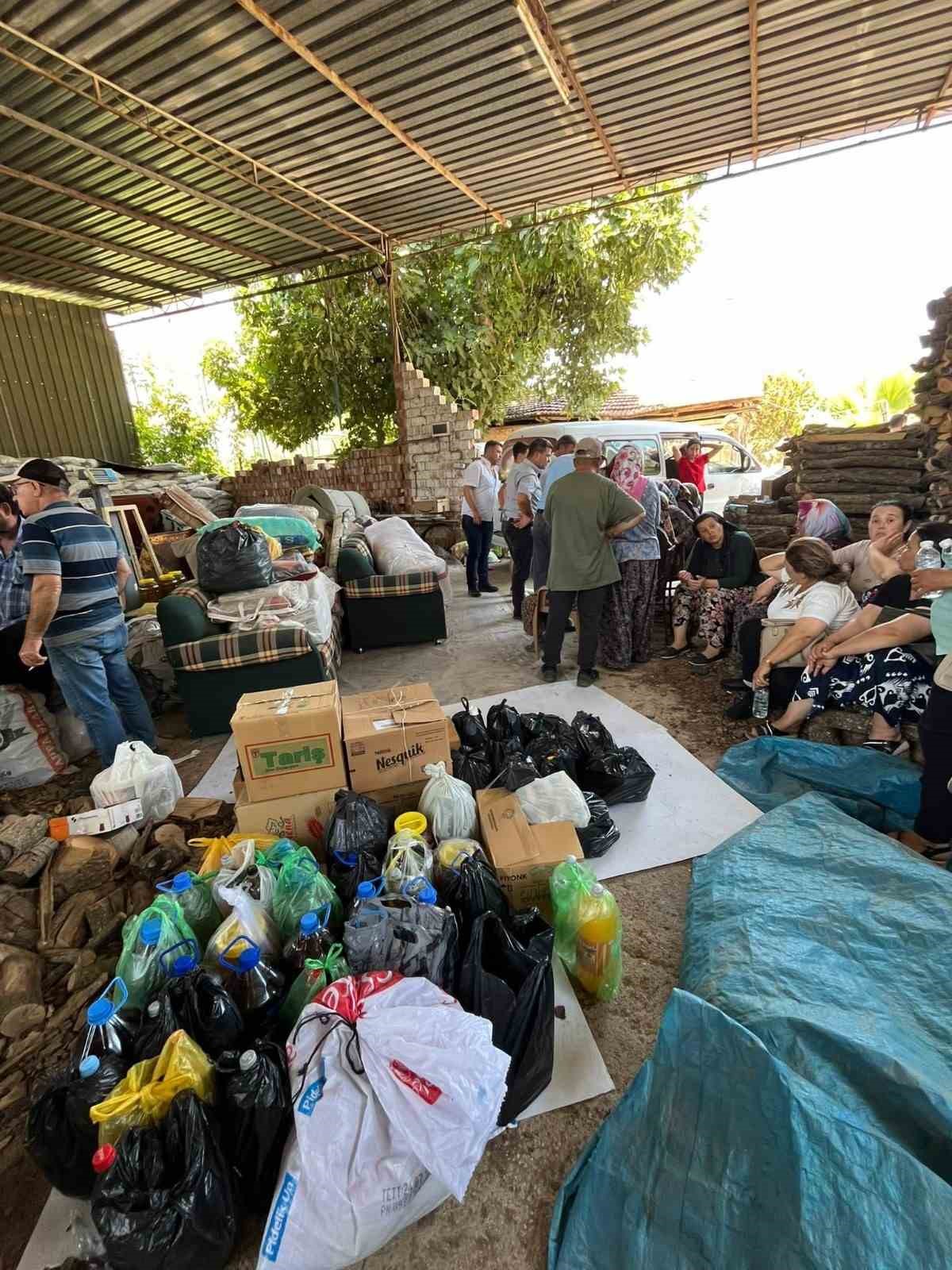 Aydın’dan İzmir’e yardım eli uzandı, topladıkları eşyaları teslim ettiler