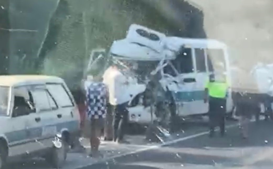 Yolcu minibüsü kamyonla çarpıştı: 2’si ağır 4 yaralı