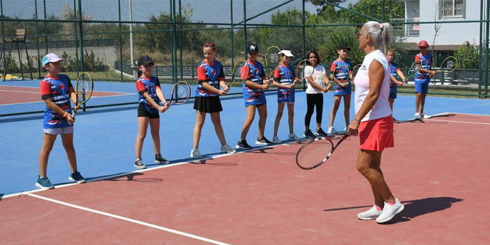 KUŞADASI BELEDİYESİ’NDEN GELECEĞİN SPORCULARINA ÜCRETSİZ EĞİTİM DESTEĞİ
