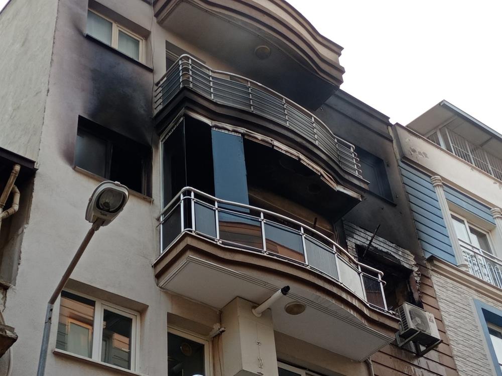 Alevlerin yükseldiği ev kullanılamaz hale geldi