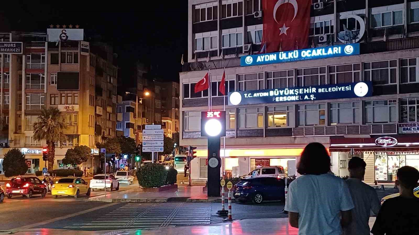 Akşam termometre 35’i gösterdi Aydınlılar serinlemek için meydana akın etti