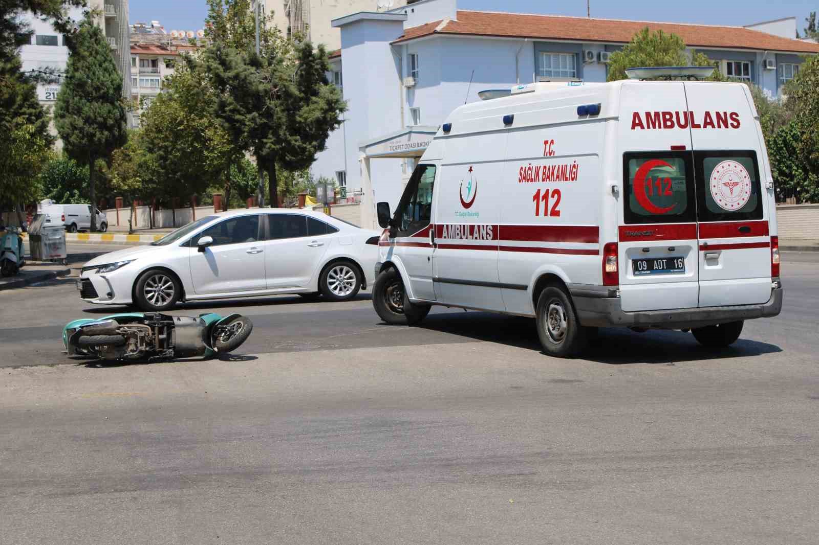 Otomobille çarpışan motosikletteki iki kişi yaralandı