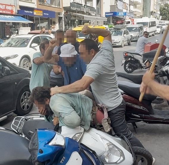 Yol ortasında öldüresiye darbettiler