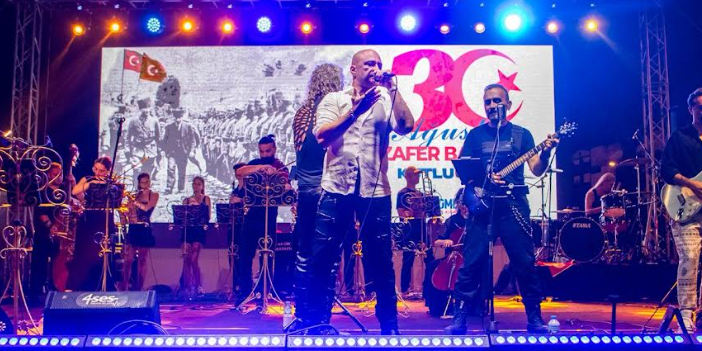 KUŞADASI'NDA ZAFER BAYRAMI COŞKUSU