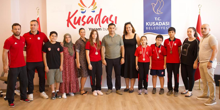 BAŞARILI GÜREŞÇİLERDEN BAŞKAN ÖMER GÜNEL’E ZİYARET