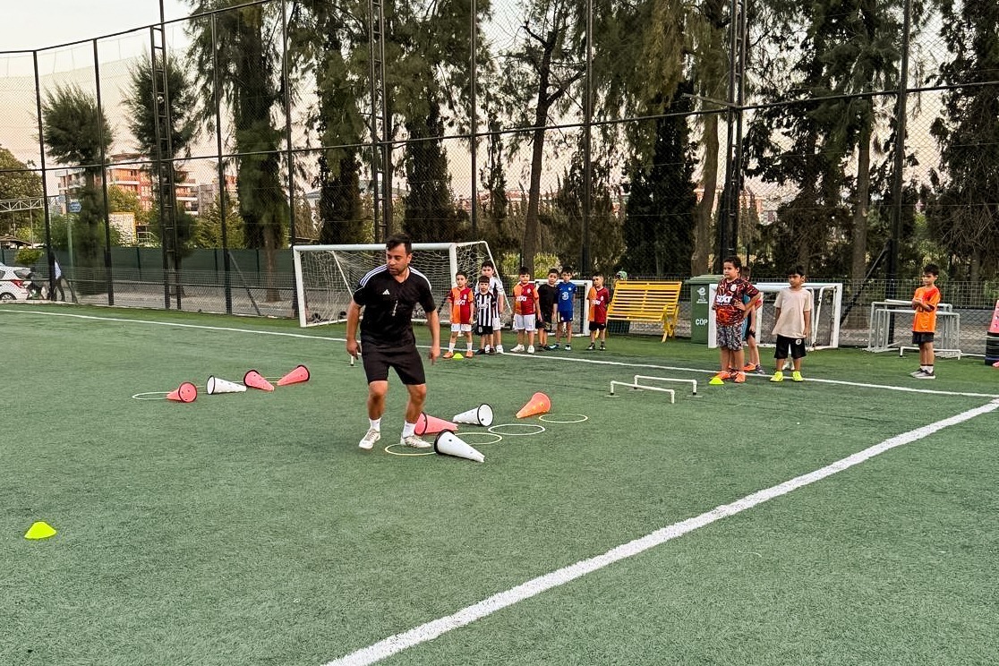 BAŞKAN YETİŞKİN İLE GELECEĞİN FUTBOLCULARI EFELER’DE YETİŞİYOR