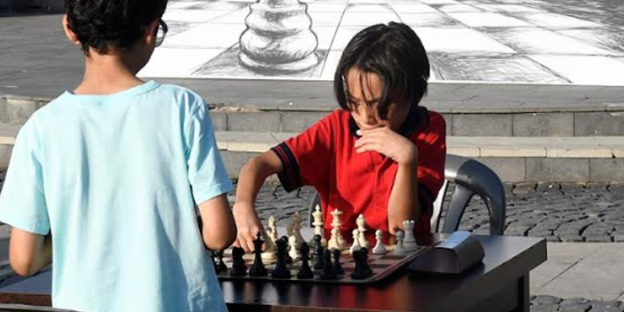 KUŞADASI'NDA "SOKAKTA SATRANÇ VAR!"