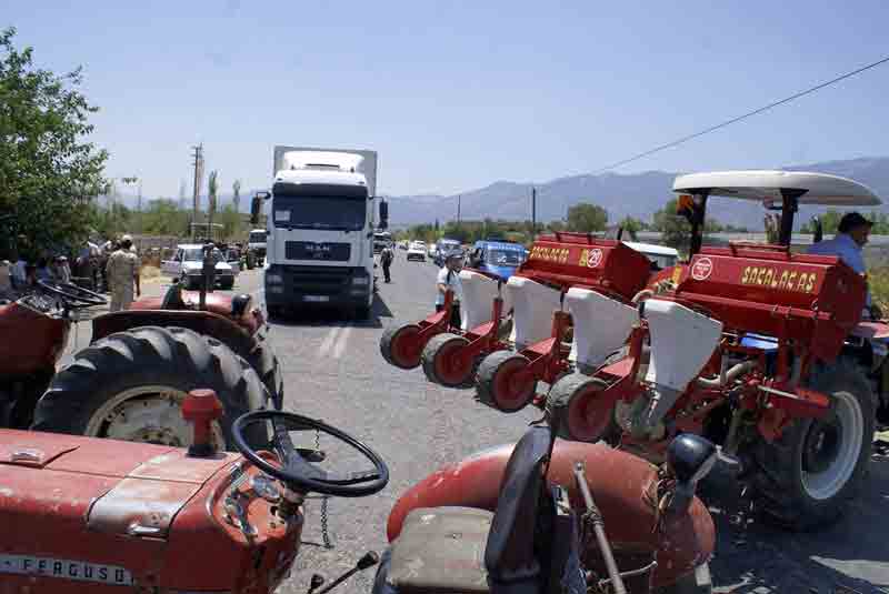 Bozdoğanlı çiftçiler karayolunu kapatıp su eylemi yaptılar