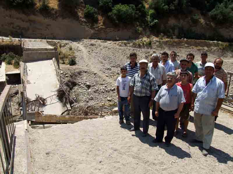 Silahların gölgesinde sulama yapılıyor