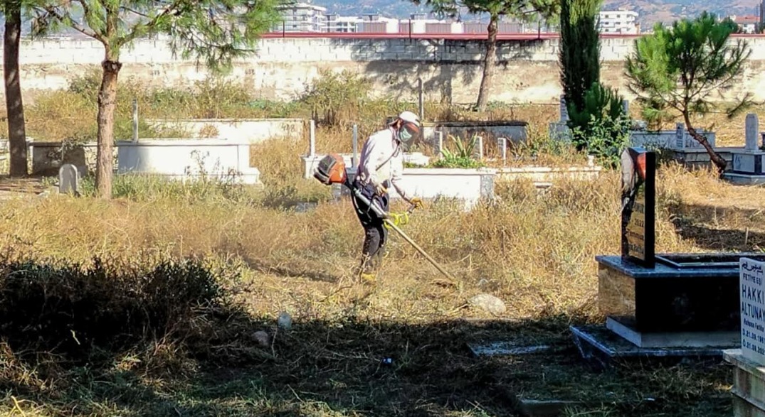 EFELER BELEDİYESİ MEZARLIKLARDA BAKIM ÇALIŞMALARINI SÜRDÜRÜYOR