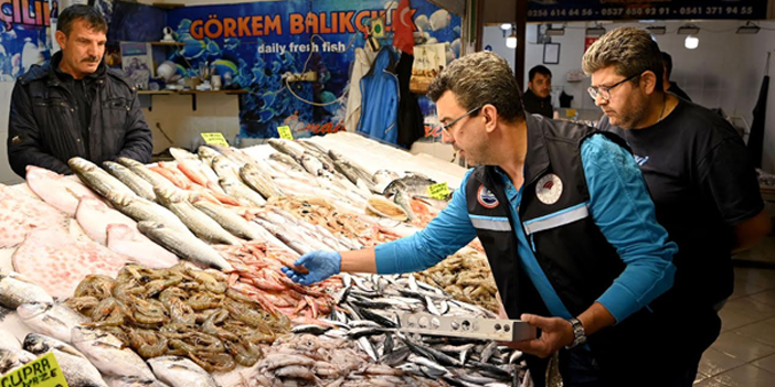 KUŞADASI’NDA BALIK TEZGÂHLARI DENETİMDEN GEÇTİ