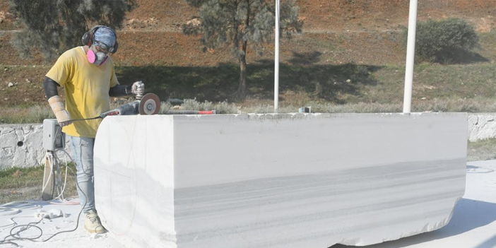 NEOPOLİS’TE MERMER BLOKLAR ‘ADALET’ TEMASIYLA ŞEKİLLENİYOR