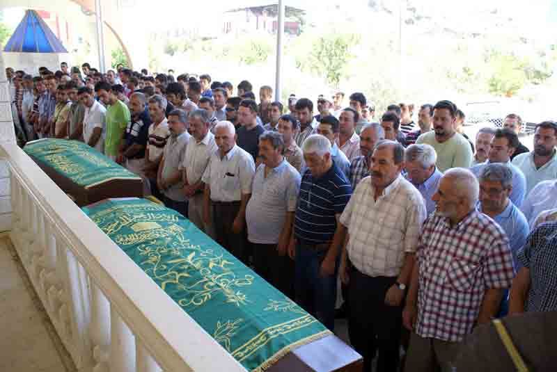 Kuzenler ölüme ve mezara yanyana gitti