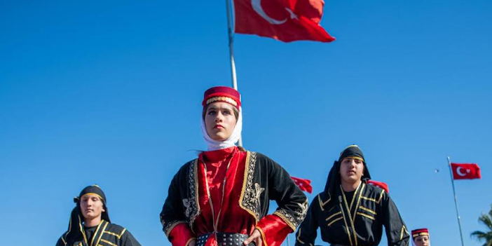 KUŞADASI'NDA CUMHURİYET'İN 102'NCİ YILI BÜYÜK COŞKUYLA KUTLANDI