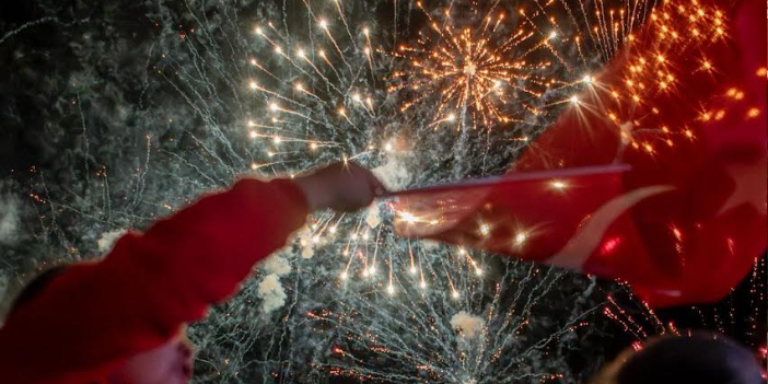 KUŞADASI'NDA CUMHURİYET COŞKUSU GECEYE TAŞINDI