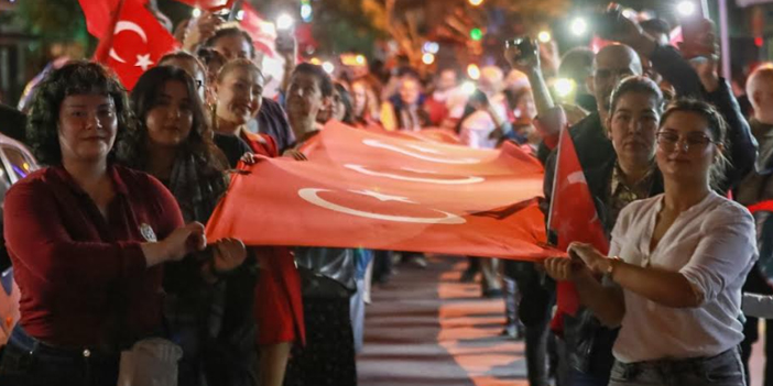 EFELER’DE BİNLERCE VATANDAŞ CUMHURİYET YÜRÜYÜŞÜ’NDE BULUŞTU