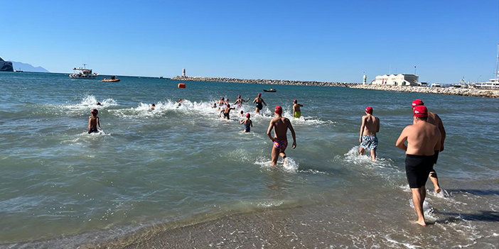 KUŞADASI GÜVERCİNADA ROTARY KULÜBÜ’NDEN “CUMHURİYETE SAYGI YÜZME ETKİNLİĞİ”