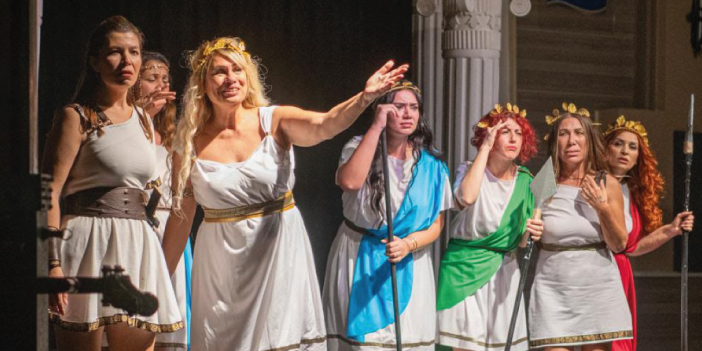 KUŞADASI BELEDİYE TİYATROSU’NDA PERDE ‘KADINLARIN SAVAŞI’ İLE AÇILDI