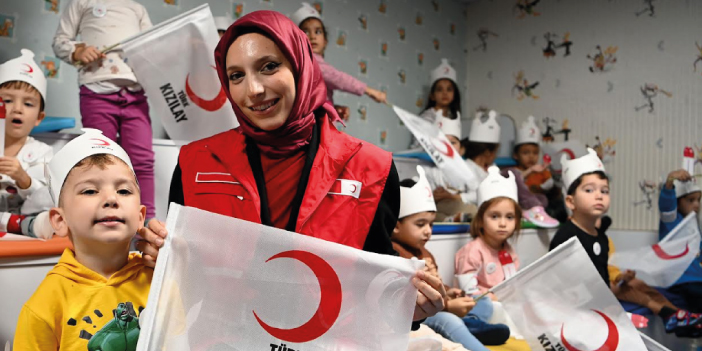 KUŞADASI BELEDİYESİ ÇOCUK GELİŞİM MERKEZİ’NDE MİNİKLERE ‘KIZILAY’ ANLATILDI