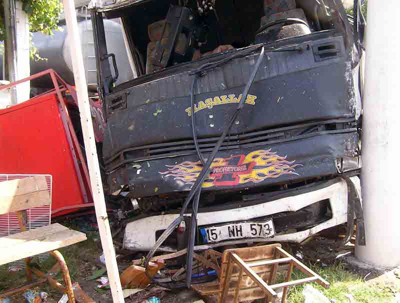 Şoför uyuyunca kamyon önce bakkala ardından kahveye daldı