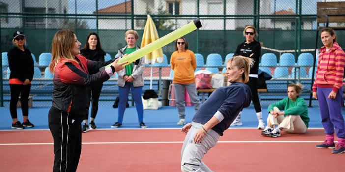 KUŞADASI’NDA KADINLARA ‘YAKIN SAVUNMA TEKNİKLERİ’ EĞİTİMİ VERİLDİ
