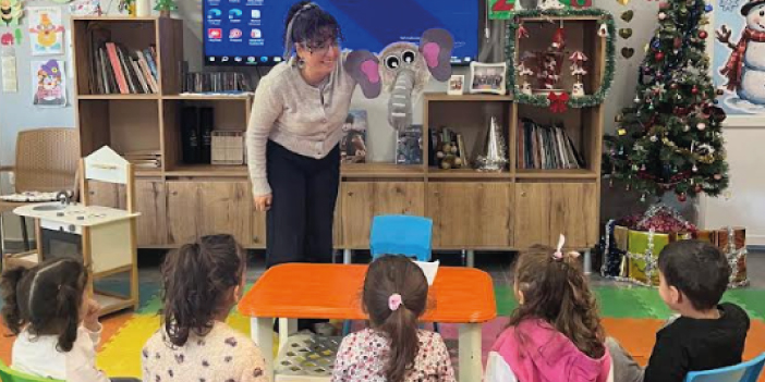 KUŞADASI’NDA ÇOCUKLAR HEM EĞLENİYOR HEM DE BECERİLERİNİ GELİŞTİRİYOR