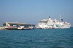 Kuşadası'na sezonun 10. ve 11. gemileri geldi