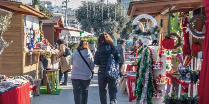KUŞADASI’NDA RENGARENK GÖRÜNÜMÜYLE YILBAŞI PAZARI KURULDU