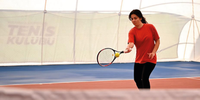 KUŞADASI’NDA SPORSEVERLERDEN BALON KORTA YOĞUN İLGİ