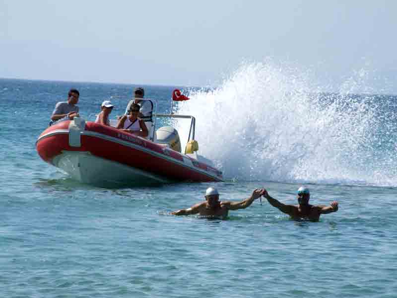 Didim kıyılarındaki Balık çiftliklerini kulaç atarak protesto ettiler!