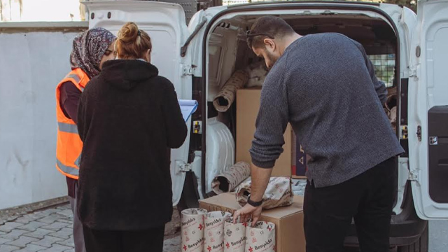 KUŞADASI BELEDİYESİ’NİN SOBA YARDIMI BAŞLADI