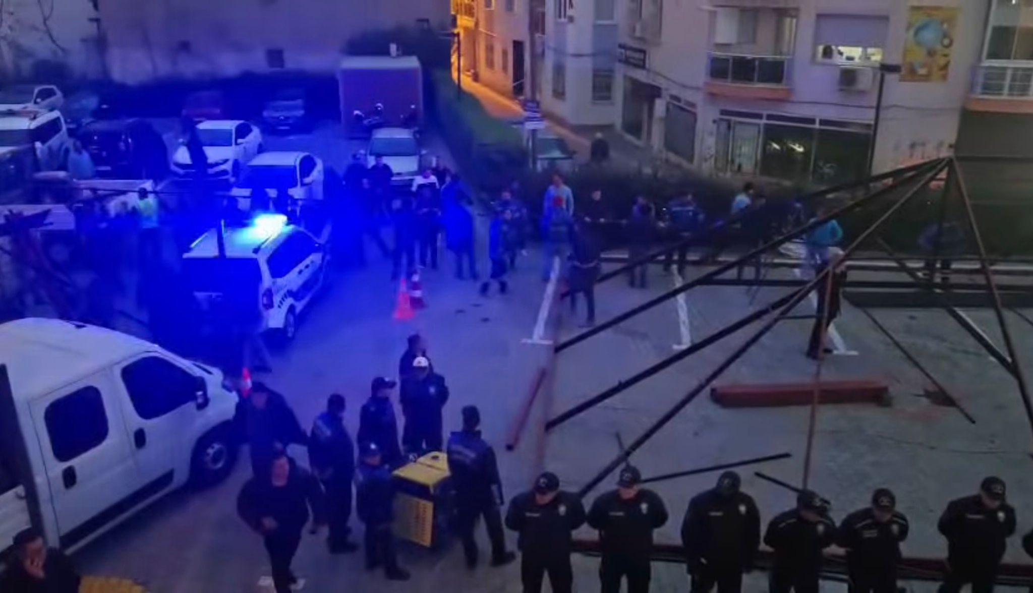 HUKUKSUZ MÜDAHALEDE 2 POLİS MEMURU YARALANDI