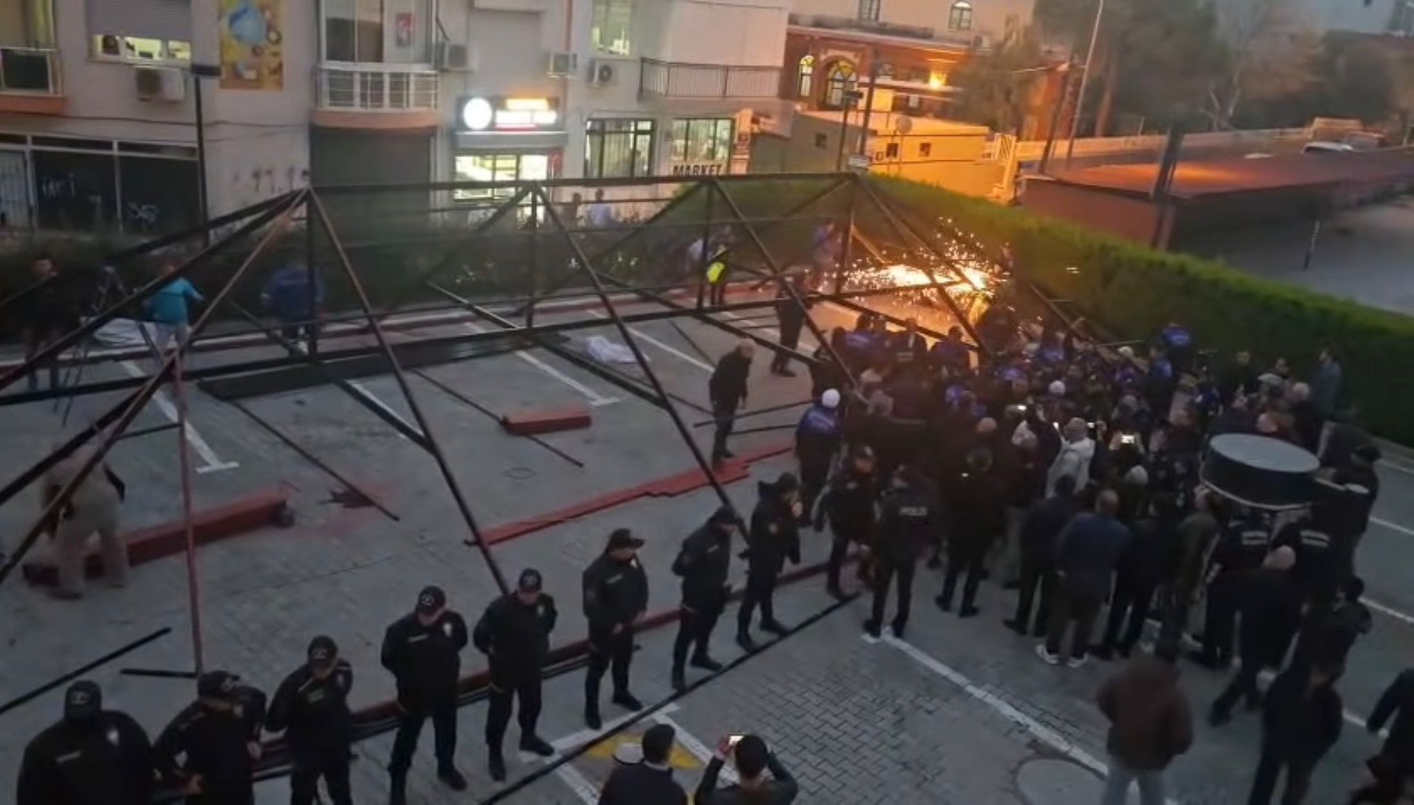 KUŞADASI’NDA DEMOKRASİ BEKÇİLERİNE BİBER GAZLI MÜDAHALE